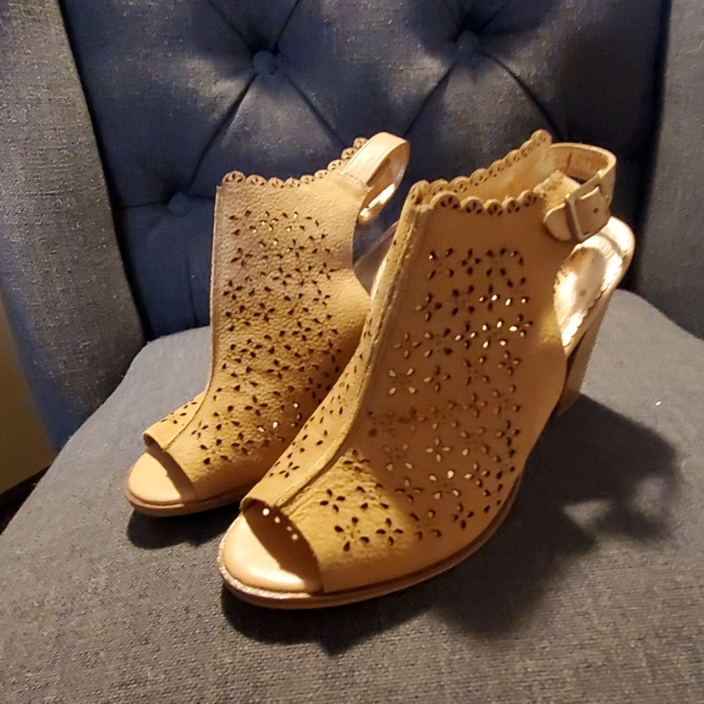 Size 9 hi heels brown